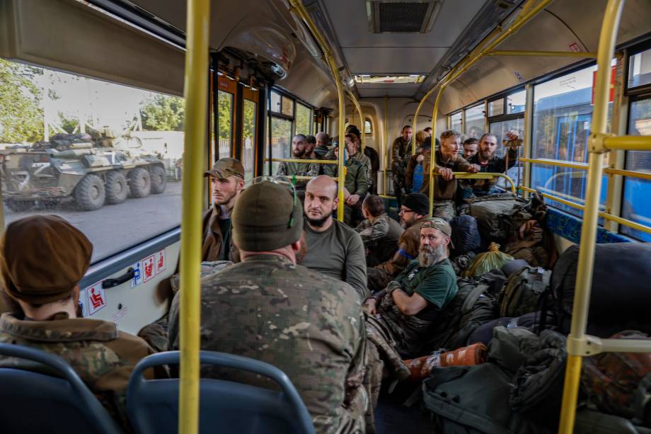 17/05/2022 - Militares ucranianos capturados, em um ônibus, removidos da siderúrgica Azovstal sitiada em Mariupol, Ucrânia.