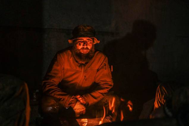 10/05/2022 - Uma foto divulgada pelo serviço de imprensa do Regimento Azov da Rússia, mostra um militar ucraniano ferido em um abrigo na Usina de Ferro e Aço Azovstal em Mariupol, Ucrânia.