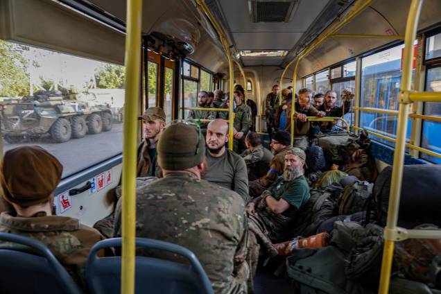 17/05/2022 - Militares ucranianos capturados, em um ônibus, removidos da siderúrgica Azovstal sitiada em Mariupol, Ucrânia.
