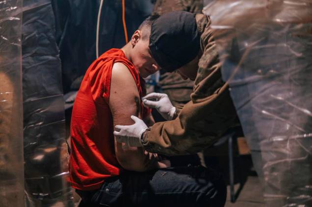 10/05/2022 -  Uma foto divulgada pelo serviço de imprensa do Regimento Azov da Rússia, mostra um militar ucraniano ferido, sendo atendido em um abrigo na Usina de Ferro e Aço Azovstal em Mariupol, Ucrânia.