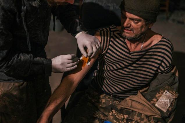 10/05/2022 - Uma foto divulgada pelo serviço de imprensa do Regimento Azov da Rússia, mostra um militar ucraniano ferido em um abrigo na Usina de Ferro e Aço Azovstal em Mariupol, Ucrânia.