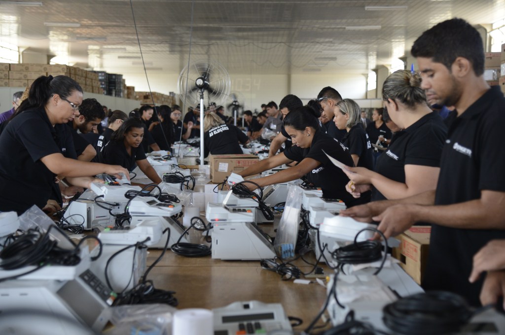 Tribunal Regional Eleitoral do DF inicia a Lacração das urnas eletrônicas a serem utilizadas no Distrito Federal nas Eleições Gerais de 2014 (Antonio Cruz/Agência Brasil)