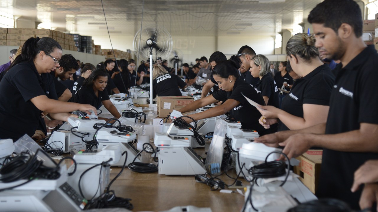 Tribunal Regional Eleitoral do DF inicia a Lacração das urnas eletrônicas a serem utilizadas no Distrito Federal nas Eleições Gerais de 2014 (Antonio Cruz/Agência Brasil)