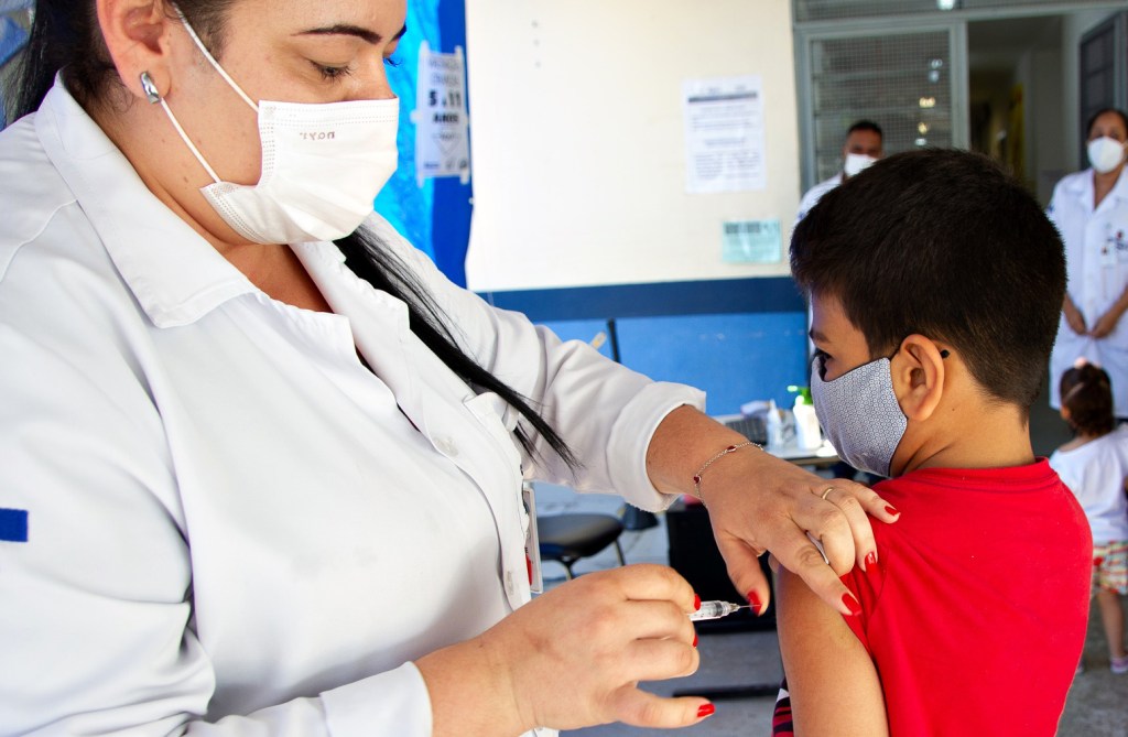 Estudo aponta que vacinação em crianças reduz risco de Covid longa -
