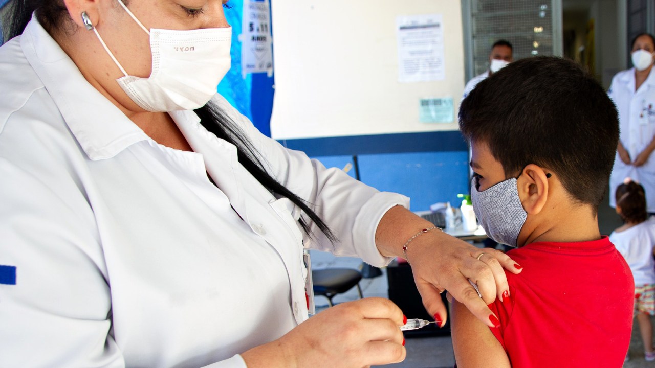 Estudo aponta que vacinação em crianças reduz risco de Covid longa -