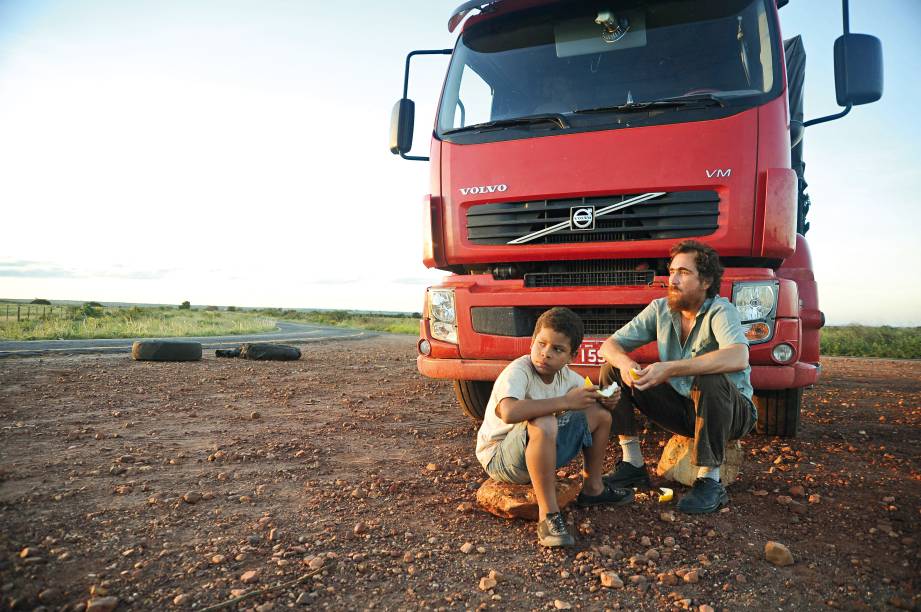 Vinícius Nascimento e João Miguel no filme "À Beira do Caminho", de 2012, do diretor Breno Silveira.