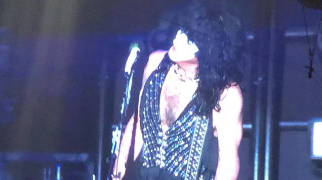 Paul Stanley observes a cricket that landed on the microphone during the Kiss concert in São Paulo on 04/30/2022