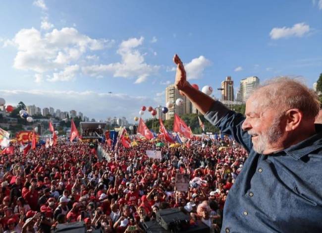 O ex-presidente Lula (PT) discursou durante ato do Dia do Trabalhador/1º de maio, na Praça Charles Miller, em frente ao Pacaembu, em São Paulo (SP)