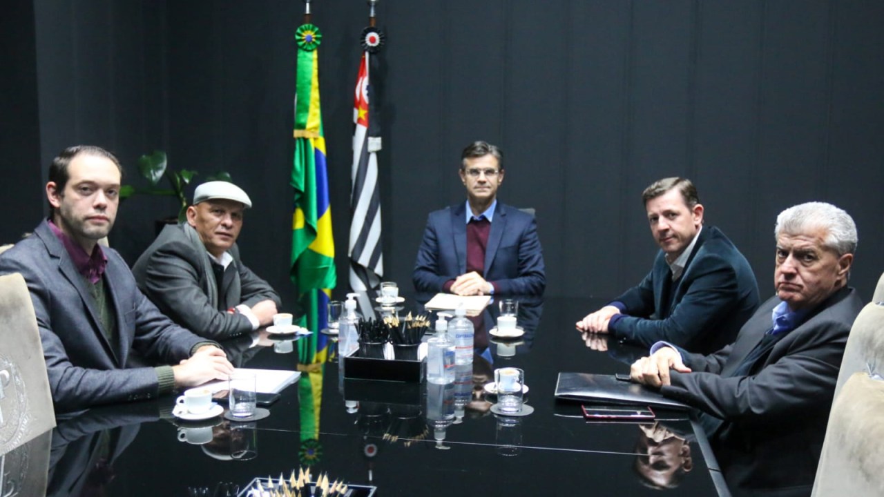 O governador de São Paulo Rodrigo Garcia (PSDB) em reunião com o presidente do Sindicato dos Metalúrgicos do ABC, Moisés Selerges, e o prefeito de São Bernardo do Campo, Orlando Morando (PSDB)