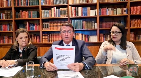 O presidente Jair Bolsonaro (PL) lê notícia sobre ministro Edson Fachin, do TSE, sobre eleições deste ano