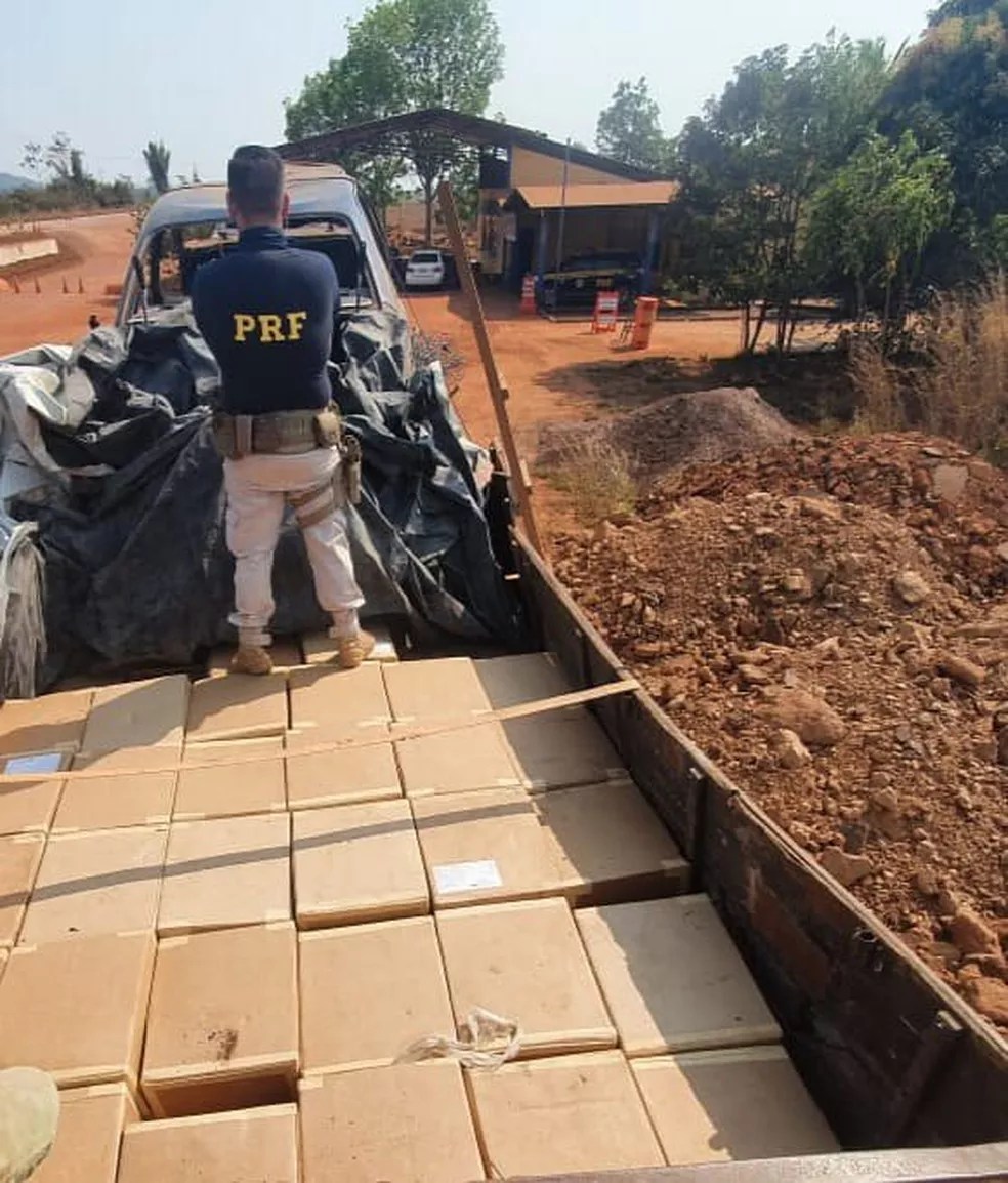 Foto de 2021 mostra operação de apreensão de castanhas da Polícia Rodoviária Federal em Guajará-Mirim (RO), na fronteira com a Bolívia