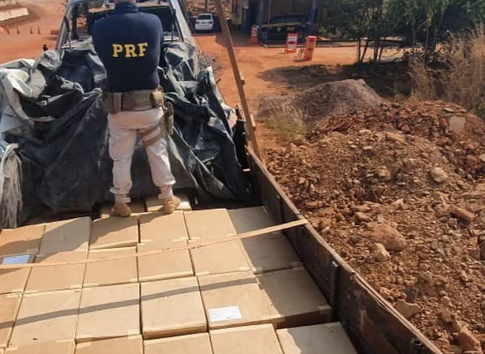 Foto de 2021 mostra operação de apreensão de castanhas da Polícia Rodoviária Federal em Guajará-Mirim (RO), na fronteira com a Bolívia