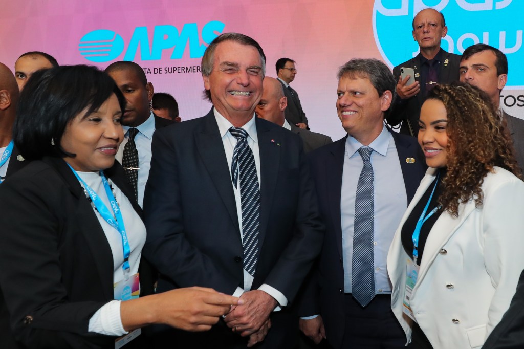 O presidente Jair Bolsonaro passeia de jet ski com a primeira-dama Michelle e a filha Laura