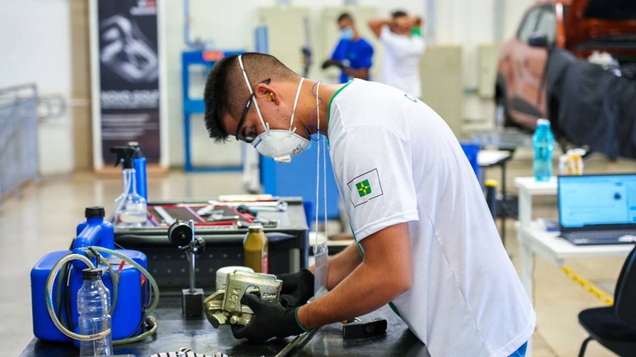 TRANSFORMAÇÃO - Jovem em treinamento: até 2025 Brasil terá que qualificar 9,6 milhões de pessoas em ocupações industriais -