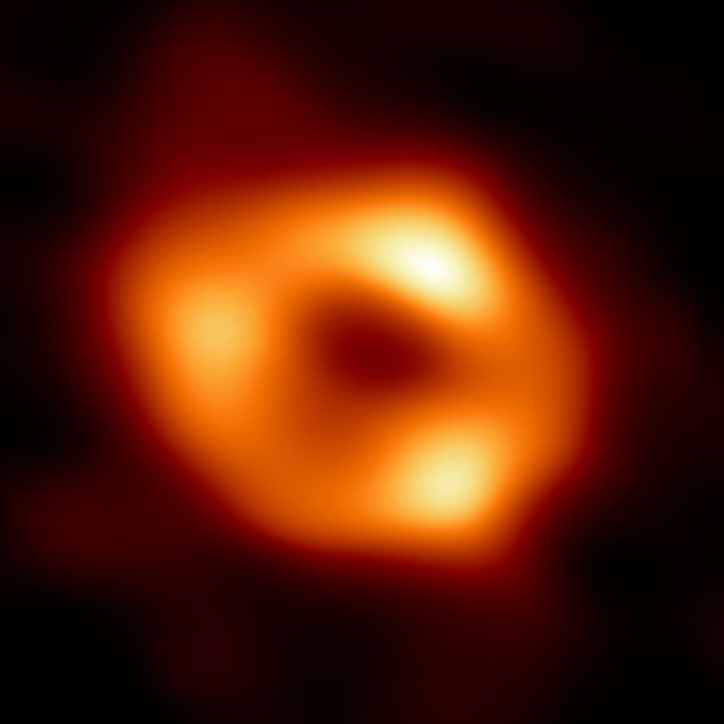 Primeira imagem de Saggitarius A*, o buraco negro supermassivo localizado no centro da Via Láctea -