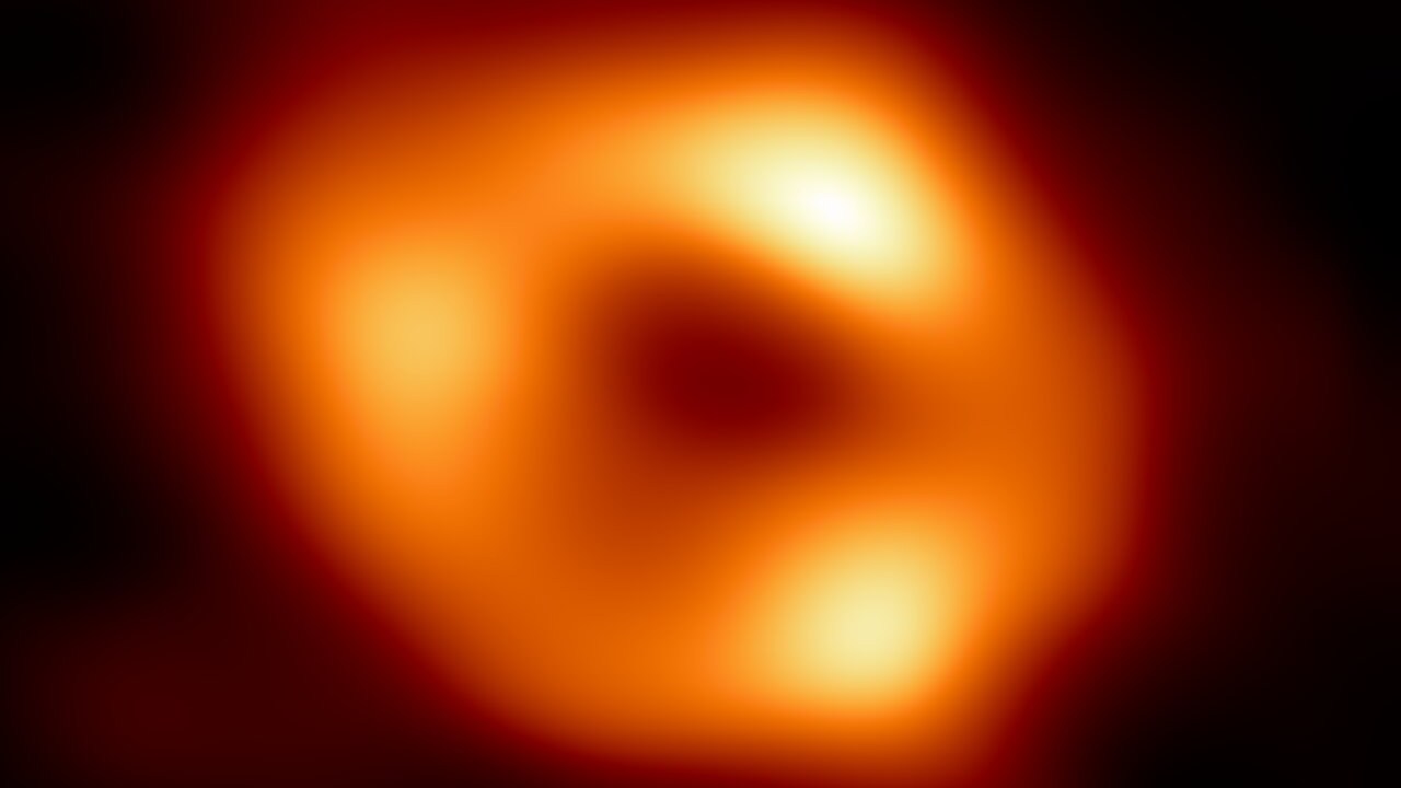 Primeira imagem de Saggitarius A*, o buraco negro supermassivo localizado no centro da Via Láctea -