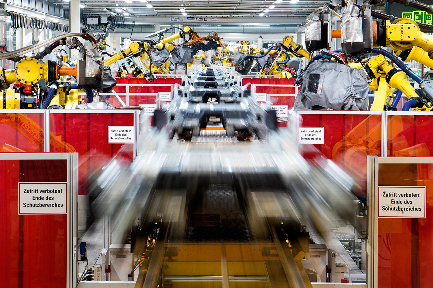 SUBSTITUIÇÃO - Robôs em linha de montagem industrial: fim de vagas nas indústrias -