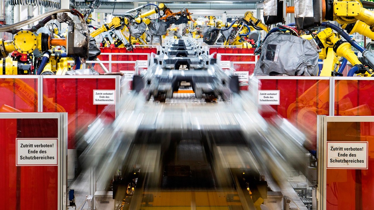 SUBSTITUIÇÃO - Robôs em linha de montagem industrial: fim de vagas nas indústrias -