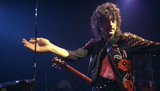 Jimmy Page tocando teremin com o Led Zeppelin