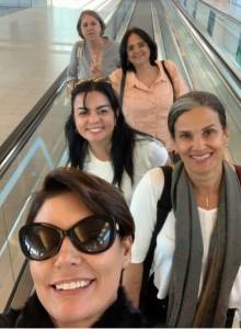 Michelle, Damares e as amigas no aeroporto rumo a Israel