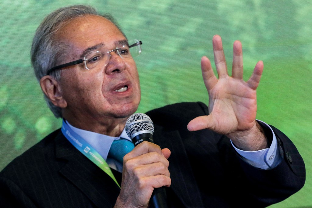 CONGELAMENTO - O ministro da Economia, Paulo Guedes: planos preveem 100 dias ou mais sem reajustes de combustível —