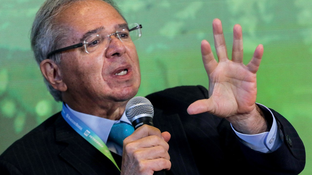 CONGELAMENTO - O ministro da Economia, Paulo Guedes: planos preveem 100 dias ou mais sem reajustes de combustível —