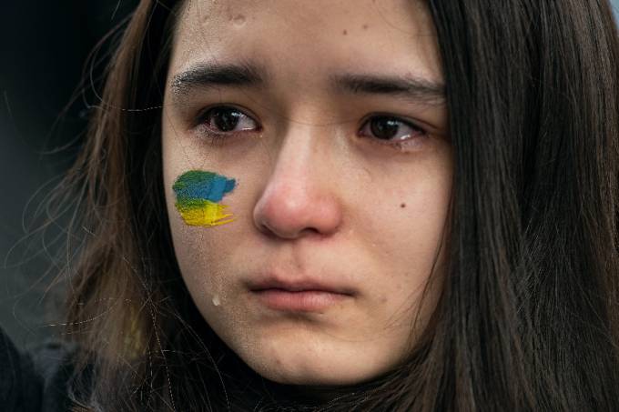 Menina chora durante manifestação em Kiev em apoio a Mariupol