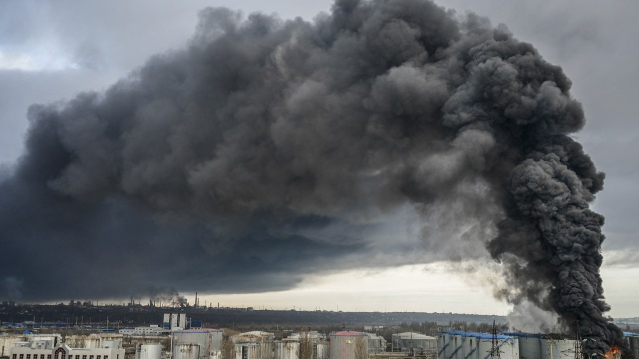 NO AR - Fumaça tóxica em Odessa: as explosões lançam partículas químicas e cancerígenas na atmosfera -