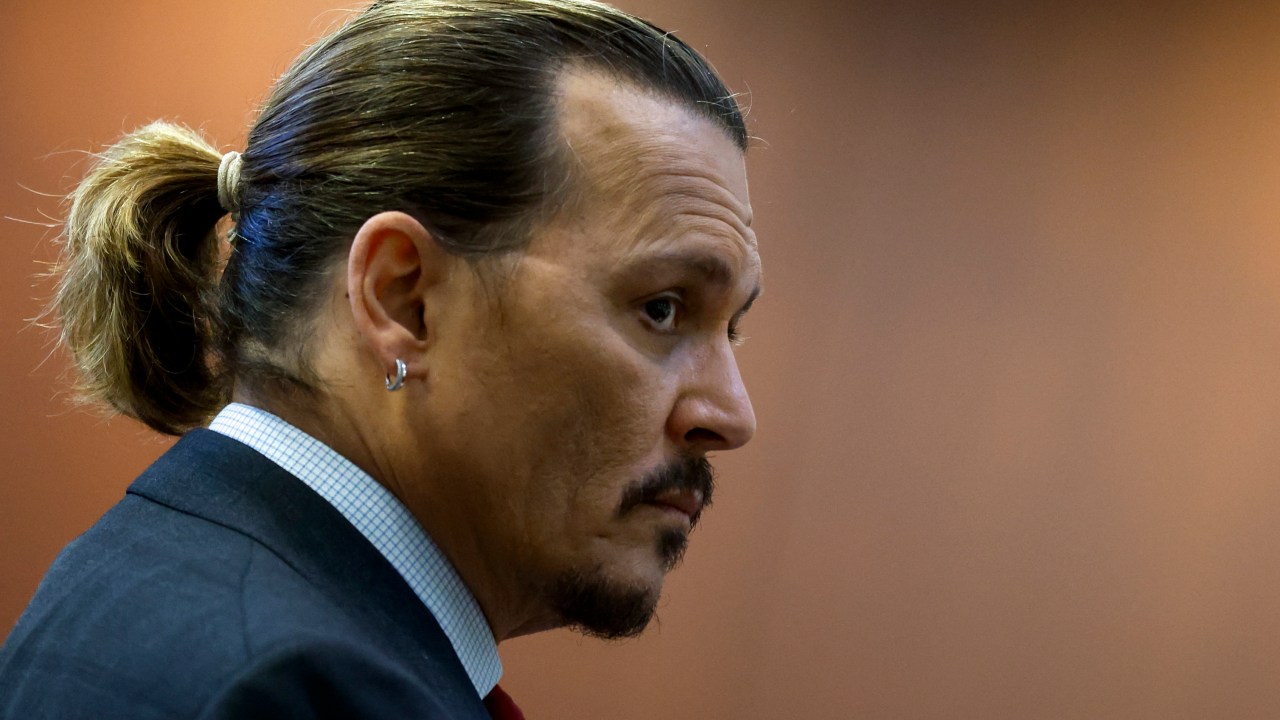 O ator Johnny Depp no tribunal em processo contra a ex-esposa Amber Heard, em abril de 2022 -