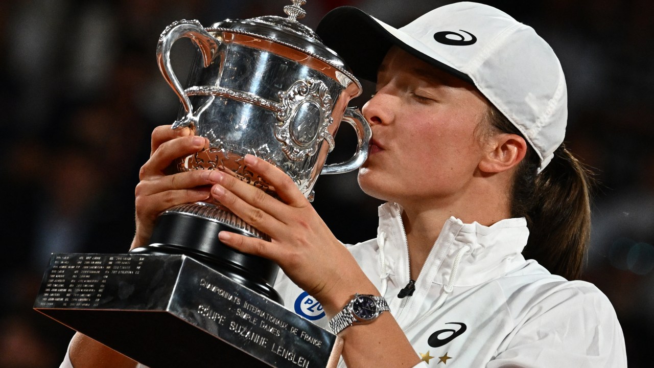 Iga Swiatek beija o troféu de Roland Garros 2022