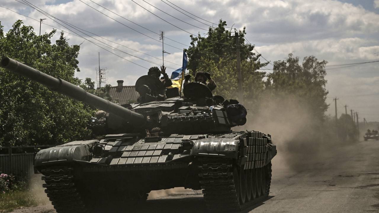 Membros das tropas ucranianas avançam em direção à linha de frente com o Main Battle Tank (MBT) do exército na região leste ucraniana de Donbas em 7 de junho de 2022