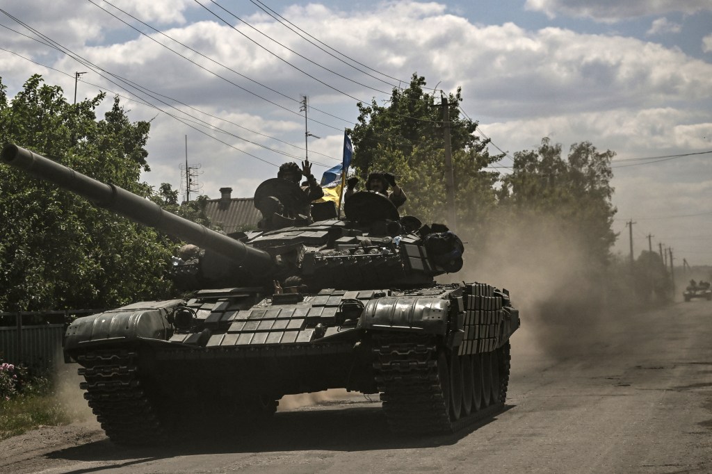Membros das tropas ucranianas avançam em direção à linha de frente com o Main Battle Tank (MBT) do exército na região leste ucraniana de Donbas em 7 de junho de 2022