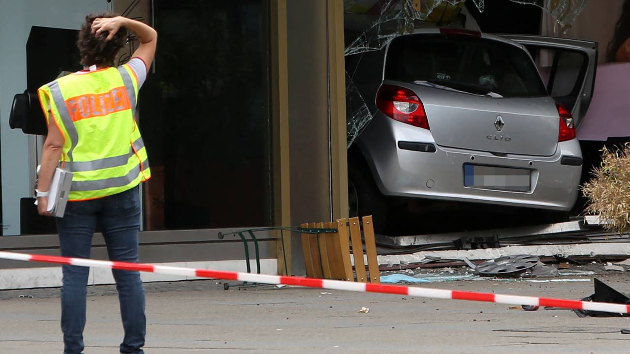 Transeuntes detiveram o motorista no local antes de entregá-lo às autoridades e ele recebeu tratamento médico - 08/08/2022
