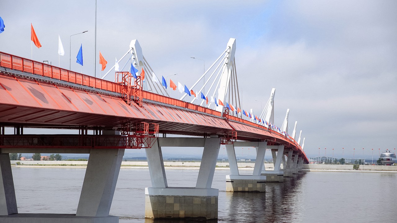 A view of the first border bridge over the Amur (Heilongjiang) river linking the Russian city of Blagoveshchensk and the Chinese city of Heihe during its inauguration ceremony on June 10, 2022. (Photo by Handout / Amur region Government press service / AFP) / RESTRICTED TO EDITORIAL USE - MANDATORY CREDIT "AFP PHOTO / Amur region Government press service / handout" - NO MARKETING NO ADVERTISING CAMPAIGNS - DISTRIBUTED AS A SERVICE TO CLIENTS