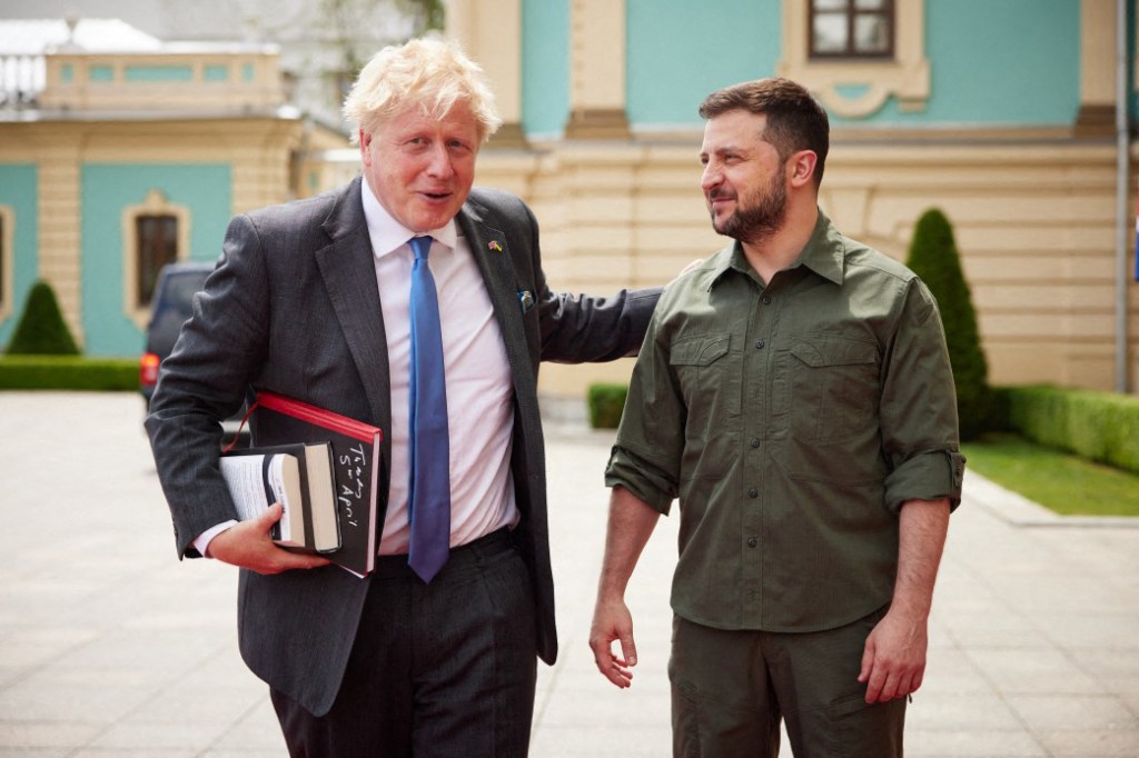 This handout picture taken and released by Ukrainian Presidential Press-Service on June 17, 2022, shows Ukrainian President Volodymyr Zelensky (R) welcoming Britain's Prime Minister Boris Johnson, before talks in the Ukrainian capital Kyiv. - Johnson made his second visit to Kyiv in just over two months, offering Kyiv a military training programme as Ukrainian President hailed Britain's "resolute" support. (Photo by Ukrainian presidential press-service / AFP) / RESTRICTED TO EDITORIAL USE - MANDATORY CREDIT "AFP PHOTO / Ukrainian Presidential Press-Service" - NO MARKETING NO ADVERTISING CAMPAIGNS - DISTRIBUTED AS A SERVICE TO CLIENTS