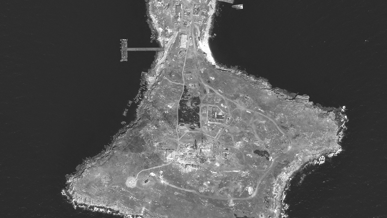 This handout image courtesy of Maxar Technologies released on June 21, 2022 shows an overview of Snake Island, Ukraine on June 21, 2022. - Russia said June 21, 2022 it had repelled a Ukrainian attempt to retake the symbolic Snake Island, a small territory in the Black Sea captured by Russian forces on the first day of the invasion. (Photo by Satellite image ©2022 Maxar Technologies / AFP) / RESTRICTED TO EDITORIAL USE - MANDATORY CREDIT "AFP PHOTO / Satellite image ©2022 Maxar Technologies" - NO MARKETING NO ADVERTISING CAMPAIGNS - DISTRIBUTED AS A SERVICE TO CLIENTS