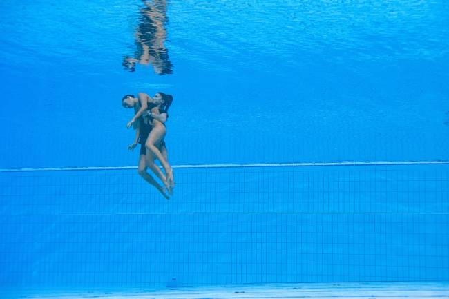 ARTISTIC SWIMMING-WORLD-WOMEN-2022 USA's Anita Alvarez is recovered from the bottom of the pool by a team member after an incendent, during the women's solo free artistic swimming finals during the Budapest 2022 World Aquatics Championships at the Alfred Hajos Swimming Complex in Budapest on June 22, 2022. (Photo by Oli SCARFF / AFP)