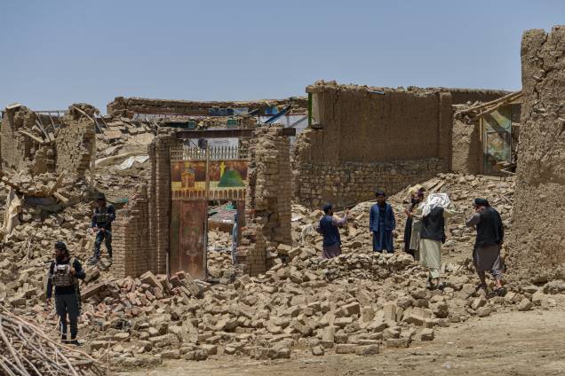 <span class="Y2IQFc">Aldeões, juntamente com equipes de resgate do Talibã, examinam a extensão dos danos em uma vila após um terremoto no distrito de Bernal, província de Paktika. 23/06/ 2022. </span>
