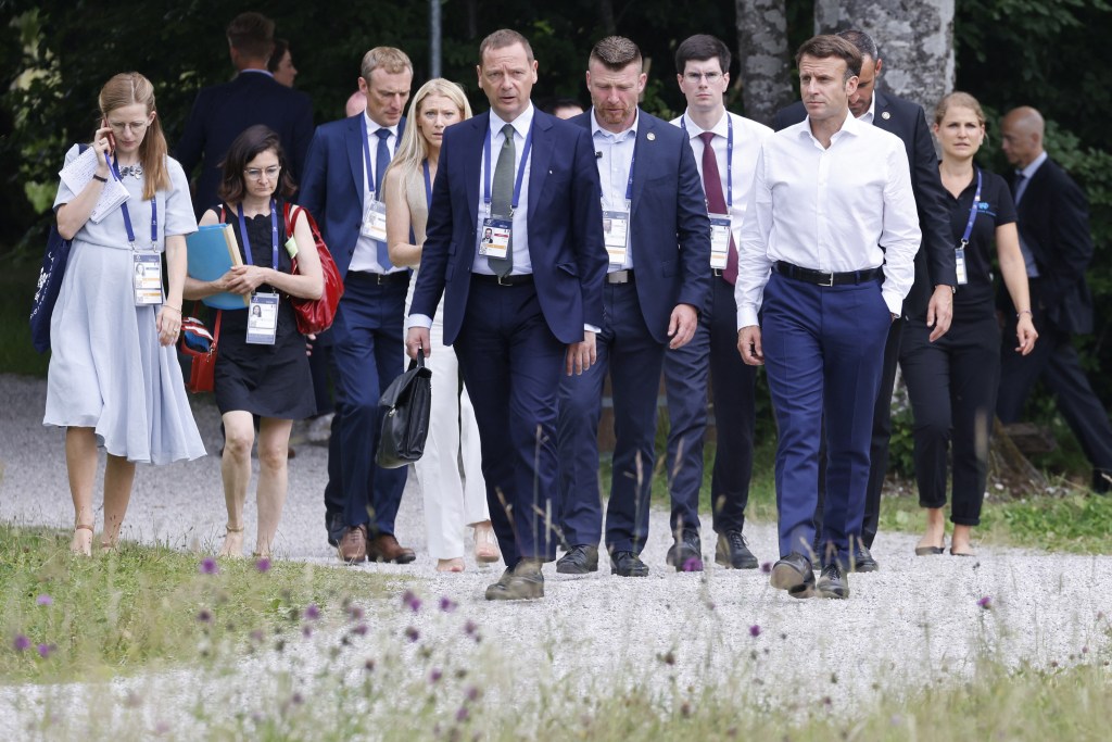 French sherpa and diplomatic advisor Emmanuel Bonne (C) walks with France's President Emmanuel Macron during the G7 summit at Elmau Castle, southern Germany, on June 27, 2022. - The Group of Seven leading economic powers are meeting in Germany for their annual gathering from June 26 to 28, 2022. (Photo by Ludovic MARIN / AFP)