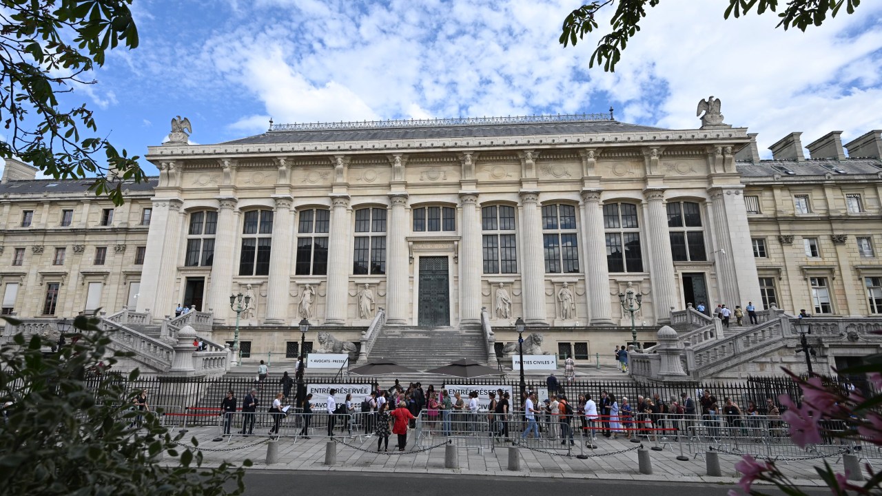 Civil parties and journalists arrive at the Special Assize Court of Paris at the Palais de Justice courthouse in Paris, on June 29, 2022, ahead of the verdict in the trial of the November 13 attacks in the French capital. - After the ten-month long trial for the November 13 Paris attacks, the verdict is presented on June 29, 2022, in which Islamic State jihadists claimed a series of coordinated attacks by gunmen and suicide bombers in Paris that killed at least 132 people in scenes of carnage at a concert hall, restaurants and the national stadium. (Photo by Emmanuel DUNAND / AFP)