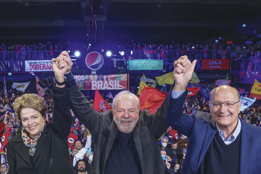 REFORÇO - Dilma, Lula e Alckmin: o ex-tucano, escolhido como vice, é visto como trunfo para atrair o eleitorado conservador -
