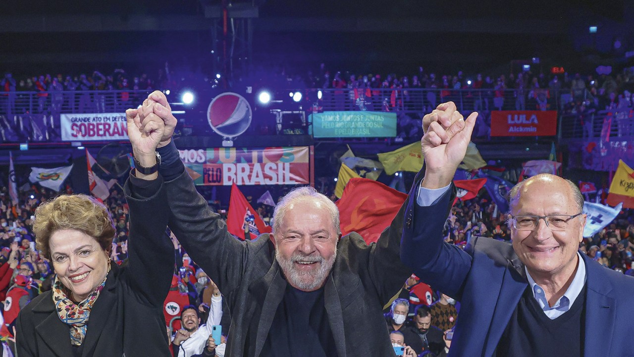 REFORÇO - Dilma, Lula e Alckmin: o ex-tucano, escolhido como vice, é visto como trunfo para atrair o eleitorado conservador -