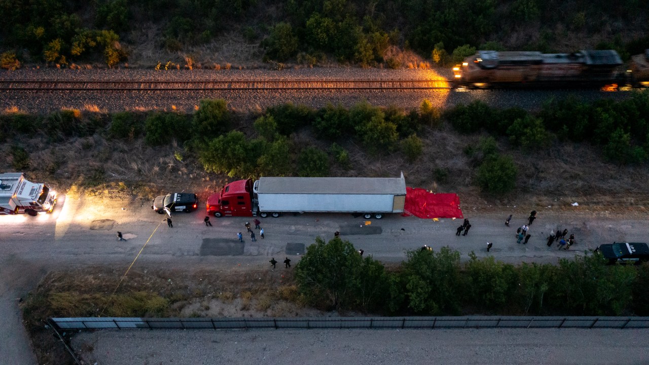 SAN ANTONIO, TX - JUNE 27: In this aerial view, members of law enforcement investigate a tractor trailer on June 27, 2022 in San Antonio, Texas. According to reports, at least 46 people, who are believed migrant workers from Mexico, were found dead in an abandoned tractor trailer. Over a dozen victims were found alive, suffering from heat stroke and taken to local hospitals. Jordan Vonderhaar/Getty Images/AFP (Photo by Jordan Vonderhaar / GETTY IMAGES NORTH AMERICA / Getty Images via AFP)