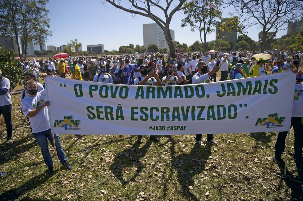 BANDEIRA - Ato pró-armas em Brasília: pacote de segurança é discurso político do bolsonarismo -
