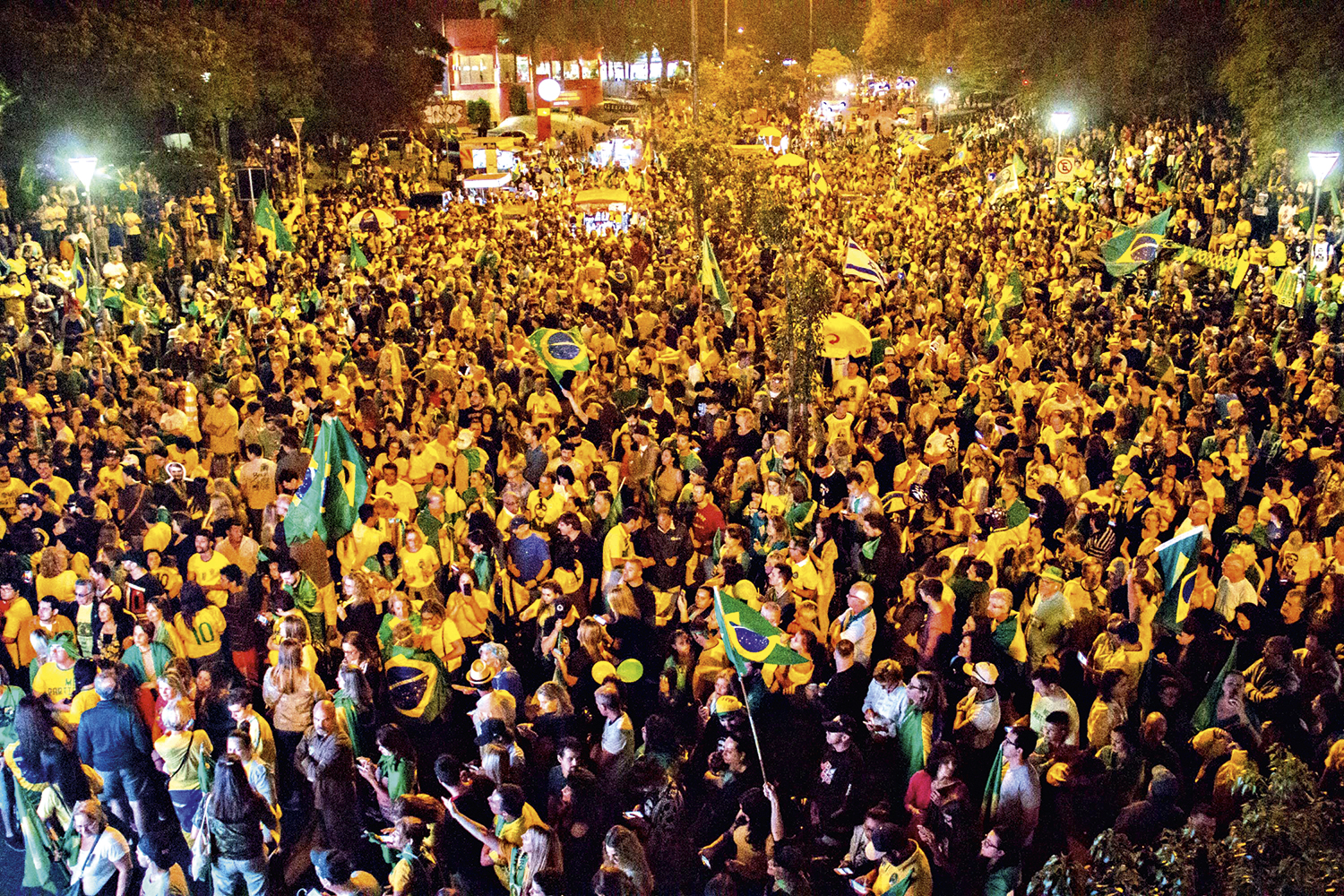 REDUTO - Festa em Porto Alegre: simpatizantes celebram a vitória de Bolsonaro, que teve 68% dos votos no Sul em 2018 -