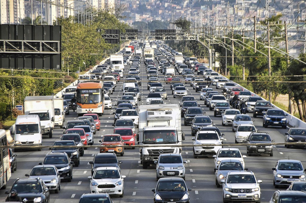 A FILA NÃO ANDA - Trânsito congestionado em São Paulo: automóveis velhos poluem mais -