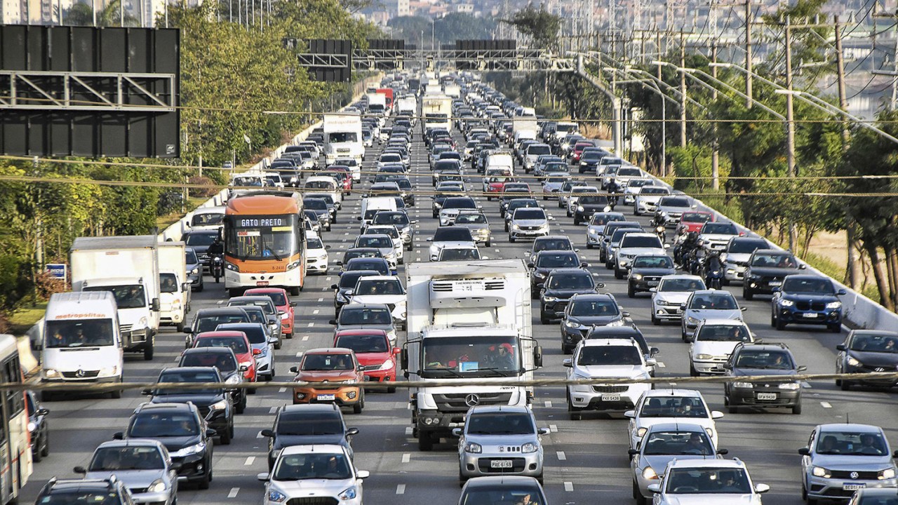 A FILA NÃO ANDA - Trânsito congestionado em São Paulo: automóveis velhos poluem mais -