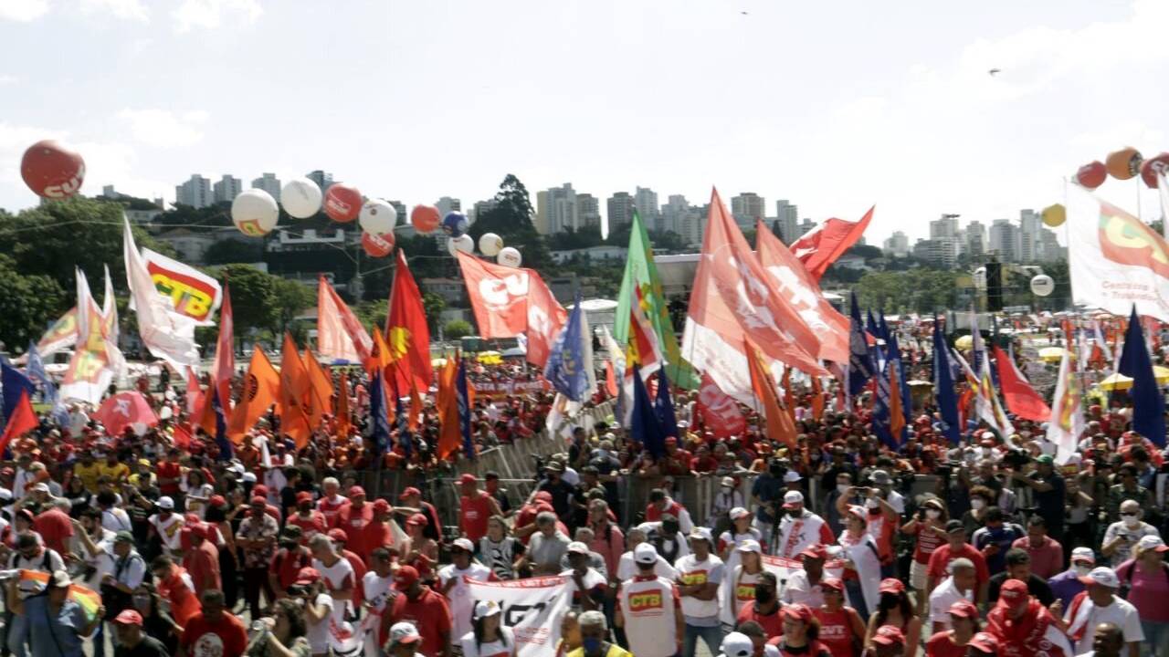 SÃO PAULO, SP, 01.05.2022 - MANIFESTAÇÕES/DIA DO TRABALHO/SP - Centrais sindicais durante ato no Dia do Trabalho na Praça Charles Miller, na região do Pacaembu, neste 1º de Maio de 2022. Credito: Lucas Martins/Photo Press/Folhapress
