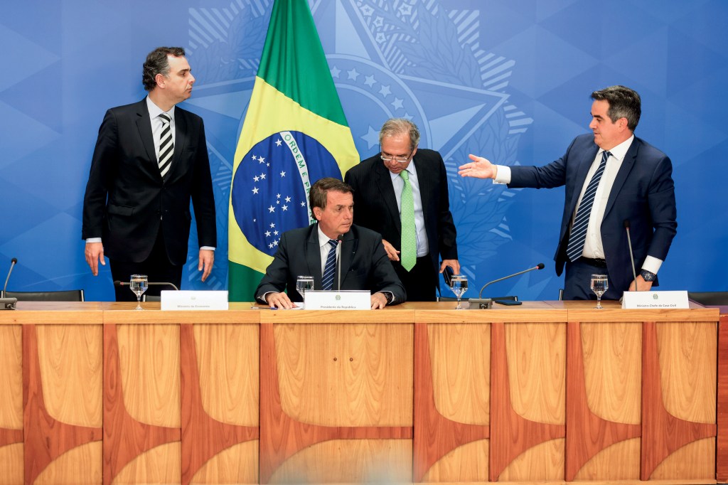 PRESSÃO - Jair Bolsonaro em seu anúncio: tentativa de convencer o eleitor de que ele faz o que pode, mas o sistema atrapalha -