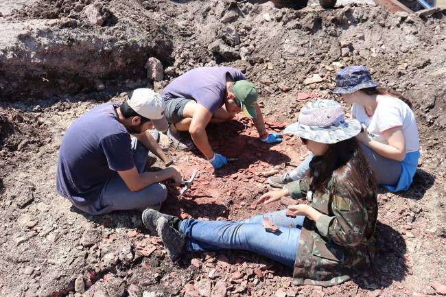 Equipe de paleontólogos realizando atividade de prospecção de fósseis no sítio fossilífero